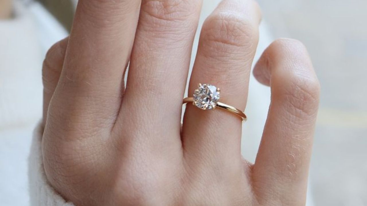Shining Choices: White Gold vs. Yellow Gold in Round Cut Diamond Engagement Rings