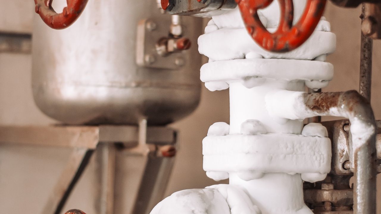 Why Fire Suppression, Gas, and Steam Lines Keep Defaulting to Seamless Black Steel Pipe